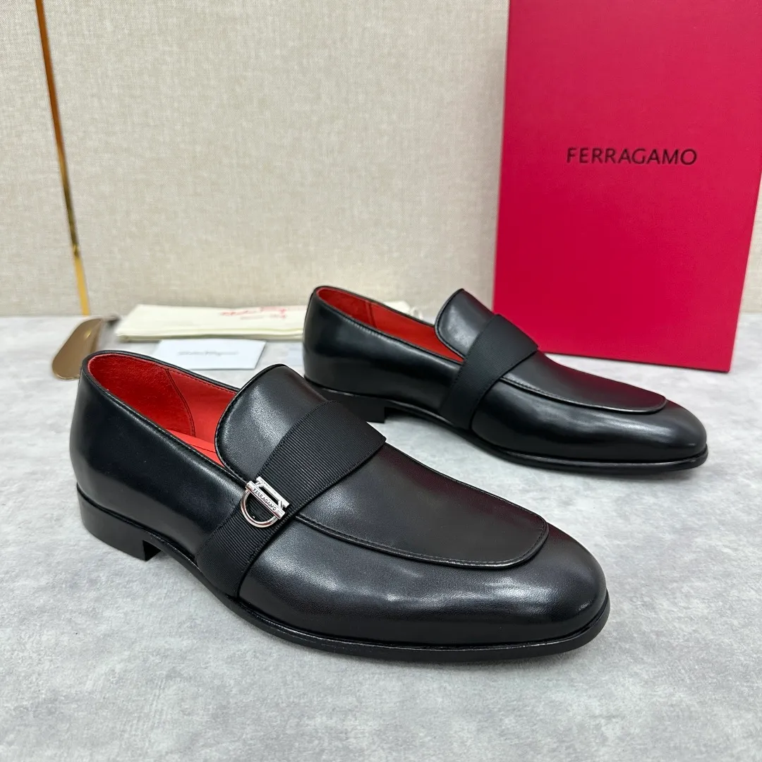 [Ferragamo] Top P: 960💰 Number of yards: 39~44 (38.45.46. Custom-made, non-refundable) Ferragamo** counters synchronize new models of men's loafers that can be worn casually or formally. The classic shape embodies the fashionable charm of formal wear, and the newly designed proportions are more modern. These loafers are made of imported open-edge beaded cowhide/fine calfskin/cow suede material. The upper is decorated with webbing, and the side is privately molded with silver Gancini buckles. The double stitching details add to the fashionable charm. Adopting a special "Original" structure and going through multiple processes, the soles are almost entirely handmade. Unique processing technology demonstrates exquisite craftsmanship. The original privately modeled genuine leather outsole is paired with a personalized rubber backing. It is comfortable, non-slip and wear-resistant. It can be worn as a slip-on. Exquisite hand-stitching. The workmanship is as fine as that of a store. The original color calfskin lining is sweat-absorbent, anti-odor, comfortable and breathable. The heel is also decorated with a rubber patch to perfectly improve the grip performance.